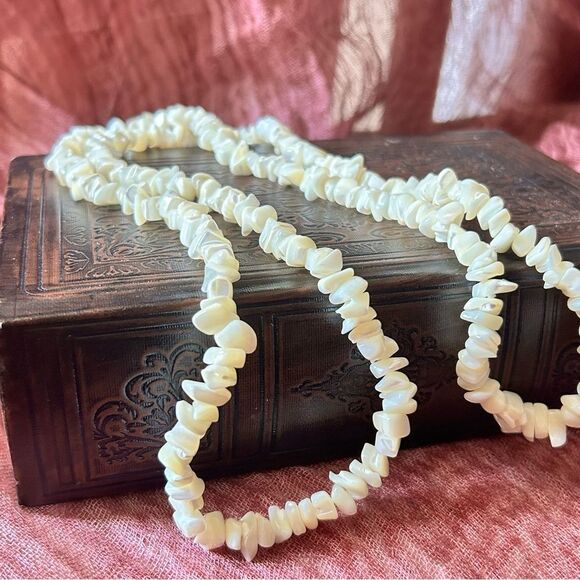 Vintage Mother of Pearl Hand Beaded Shell Necklace - Picture 5 of 6